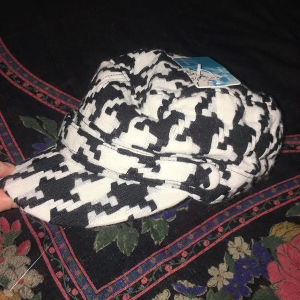 🌙 6/$30 NWT funky hat
